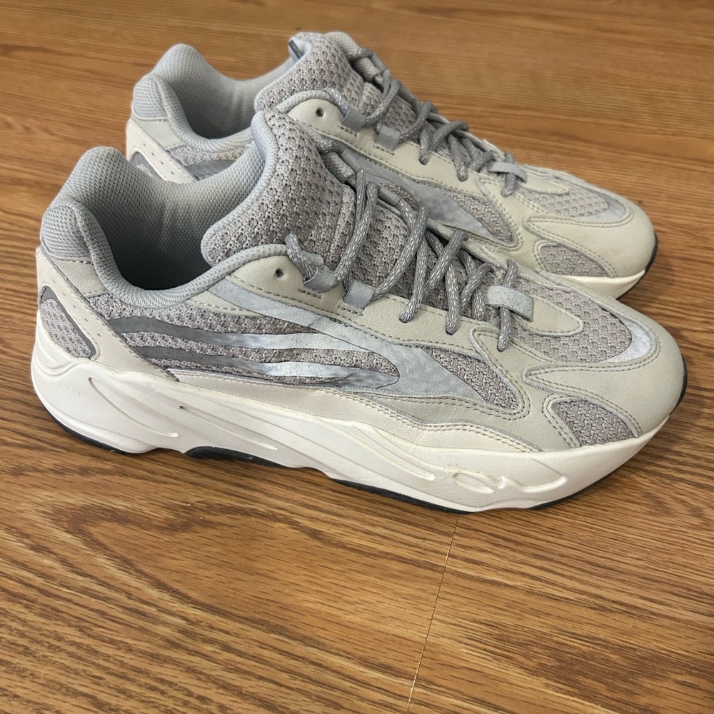 [NEED GONE, SEND OFFERS] Yeezy Boost 700 v2 Static